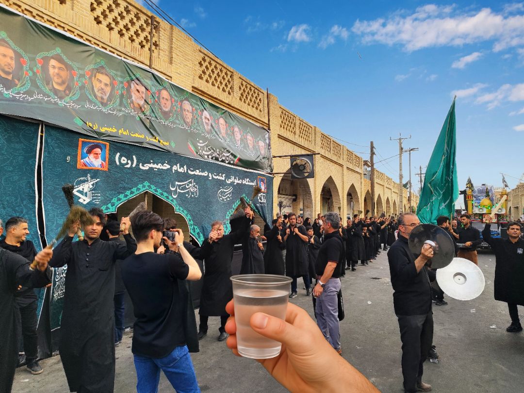 پذیرایی شرکت کیمیا اسانس توسعه از عزاداران حسینی در شوشتر