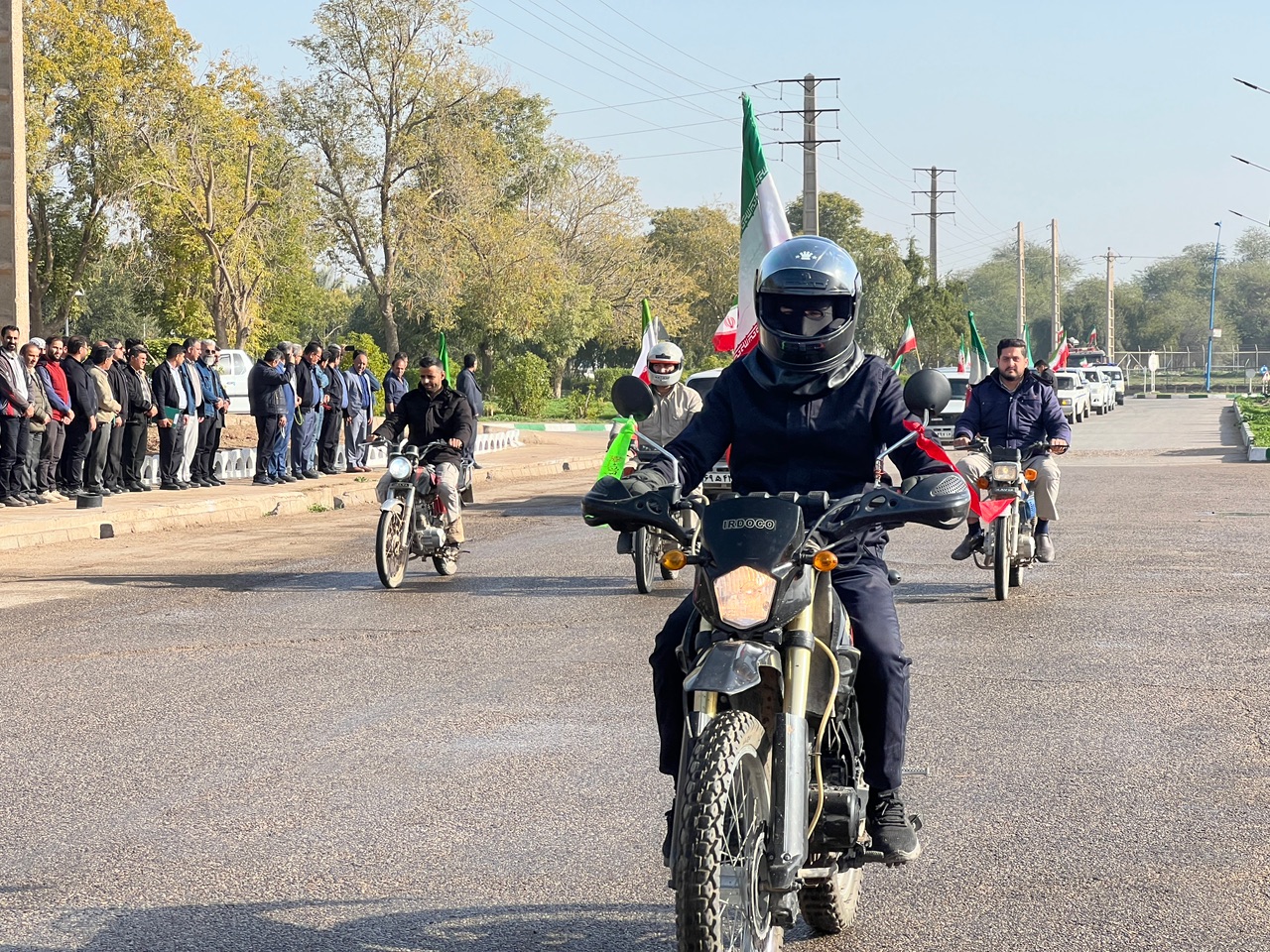 رژه موتوری و خودرویی در گرامیداشت دهه فجر در شرکت کشت و صنعت امام خمینی(ره) برگزار شد.