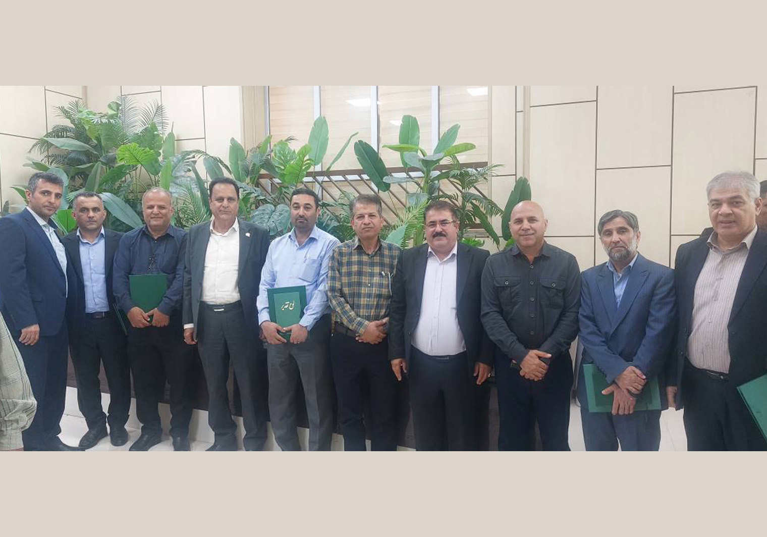تقدیر از کارکنان نمونه شرکت کشت و صنعت امام خمینی(ره)