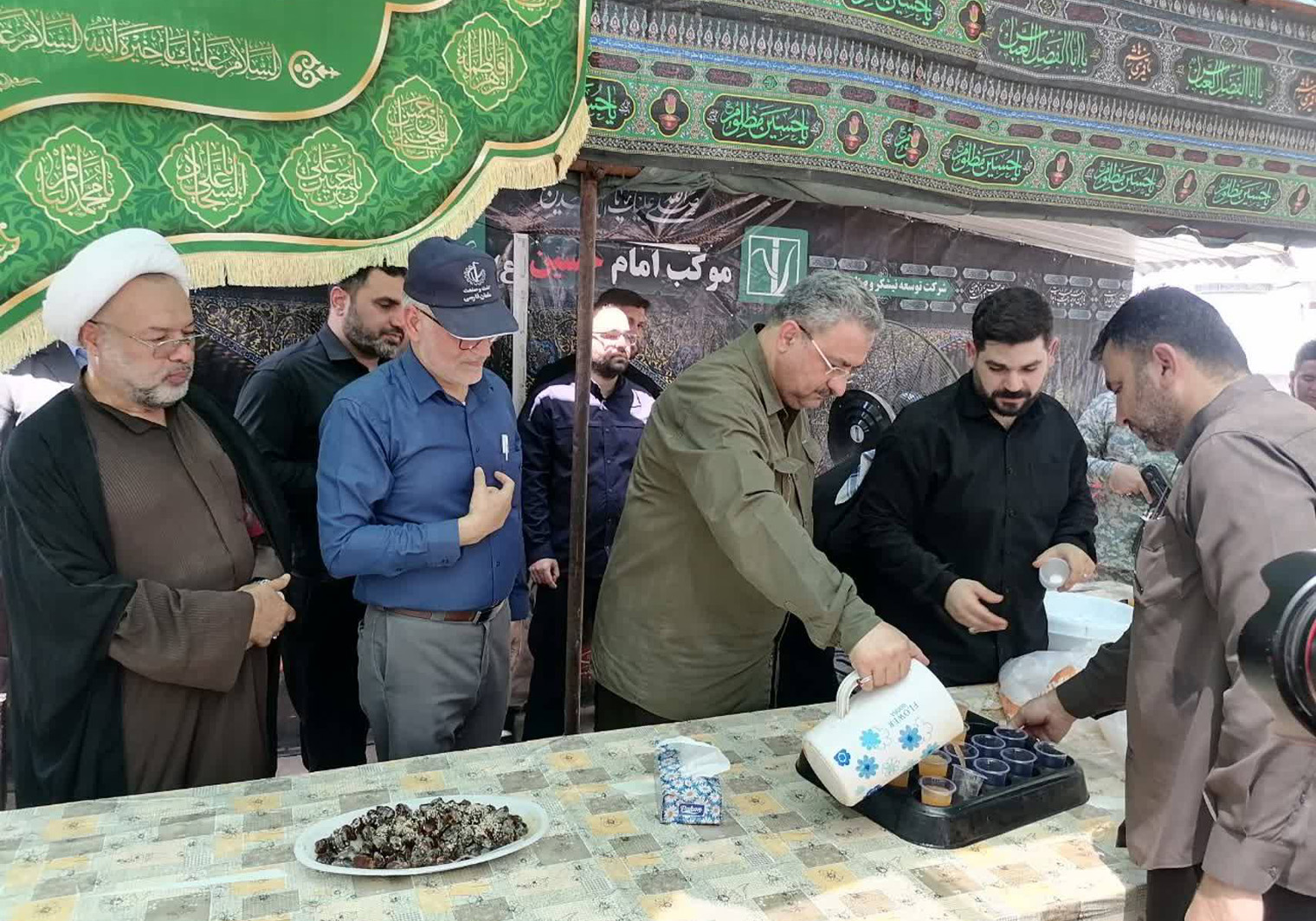 بزرگترین موکب نیشکر در مسیر اهواز-آبادان برپا شد / تأکید دکتر کاظمی بر ارائه خدمات شایسته به زائران اربعین